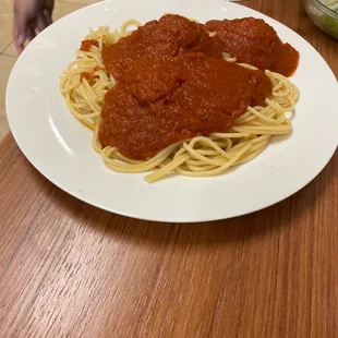 a plate of spaghetti and sauce