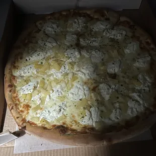 Pizza White Pizza (Large (8 Slices)) with pineapple