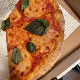 Ny style margarita pizza