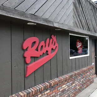 Very cool, clean dive with friendly patrons!