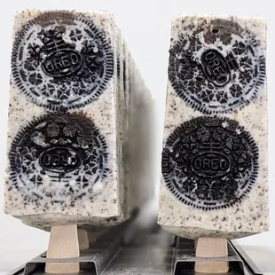 Cookies and Cream Paleta! This delectable frozen dessert is made with creamy ice cream, chocolate cookie pieces and other tasty ingredients