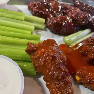 Buffalo wings &amp; bbq wings