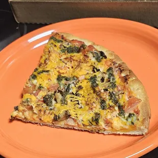 Vegan pesto pizza with &quot;bacon&quot;