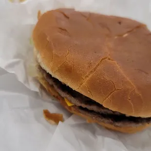 burger doesnt look like much but it was big and it was good.