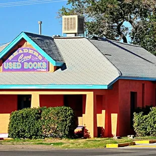 Easy access from I-10. One block south of Pine, one block west of Gold, across from post office.