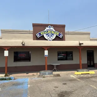 the outside of a restaurant