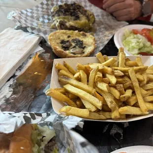 Look at them delicious mushrooms and grilled onions (very tasty)