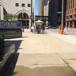 Stopped by at 2:30pm for a late lunch. Great brats from Usingers!! Definitely worth the hassle of parking.