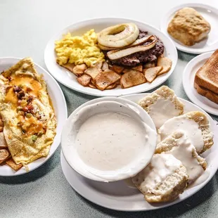 a plate of breakfast food