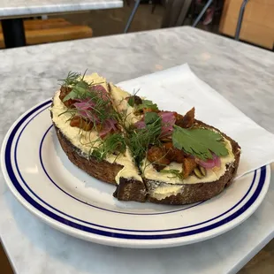 Hummus toast