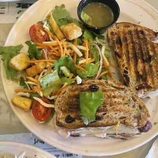 Grilled cheese with tossed salad