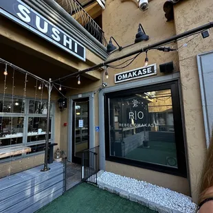 The door remains locked until the reservation time!