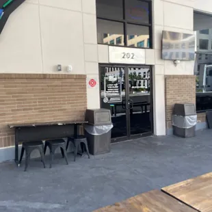 the outside of a restaurant