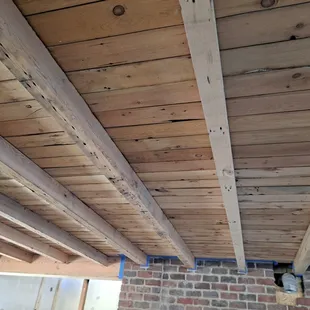 Ceiling pine t&amp;g with 4x6 beams.