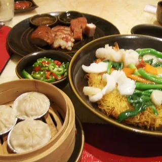 Hong Kong-Style Crispy Noodles with Seafood - ------