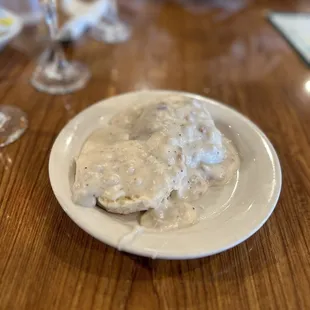 Small biscuits and gravy