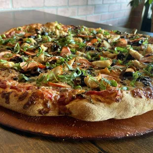 16&quot; Vegetarian Pizza (8 slices); Mushrooms, Olives, Bell Peppers, Red Onion, Tomato and garnished with fresh Basil.