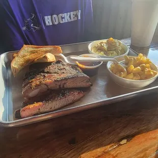 Rib plate with potato salad and macaroni &amp; cheese