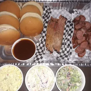 Family Combo
2lbs Meat
3 Pint Sides
Texas Toast or Buns