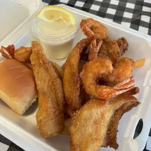 4 shrimp 4 fish  Fries and roll with drink 13$