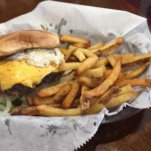Cheeseburger basket with a fried egg