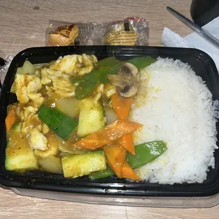 Chicken with yellow curry sauce combination platter