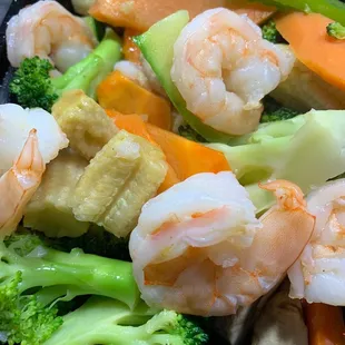 Steamed shrimp with vegetables