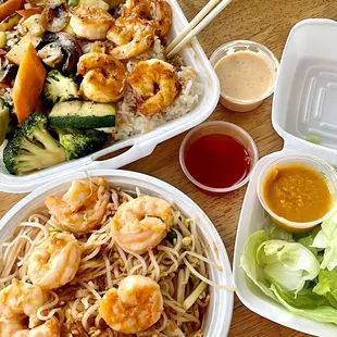 (*‿*) All my FAVORITES @ #RedBowl. Yes to #HibachiShrimp, #ShrimpPadThai and complimentary salad.