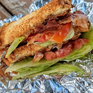 Bacon, Lettuce, and Tomato Sandwich | Instagram: @telephonesmoothie