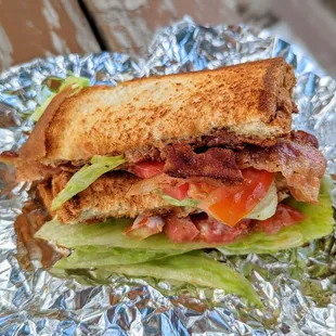 Bacon, Lettuce, and Tomato Sandwich | Instagram: @telephonesmoothie