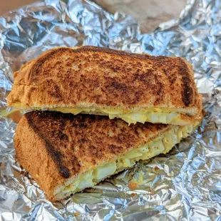 Deviled Egg Sandwich | Instagram: @telephonesmoothie