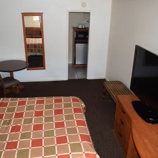 Spacious single queen rooms with flat screen TV!