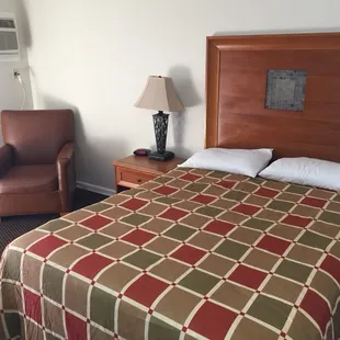 Single Queen with Leather Love Seat and Bedside Lamp with Additional Outlet