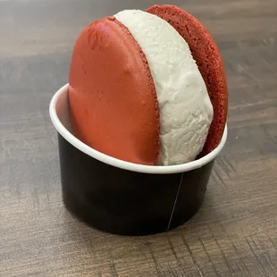 Red valvet macaroon very vanilla ice cream