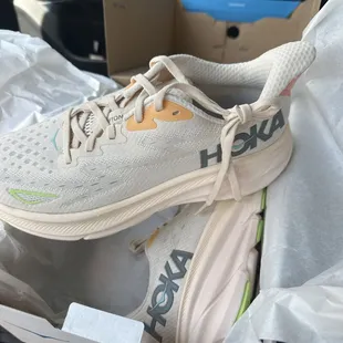 Hoka Clifton 9's in color Vanilla/Astral  Size 8.5