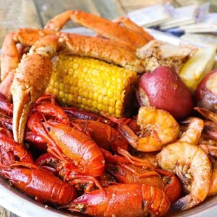 "Build your Own" 1/2 lb Snow crab legs,1/2 lb Shrimp (headless) and 1/2lb or 1 lb Crawfish.Come with Corn and potatos