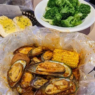 1lb. green mussels, Juicy special sauce, side of broccoli, complimentary bread. Bomb