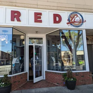Photo of the front of the exterior of the donut shop