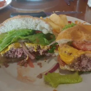 Massive med- rare Cheeseburger
