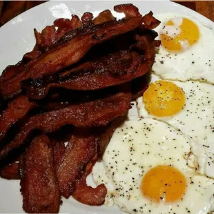Delicious eggs and bacon for a healthy breakfast