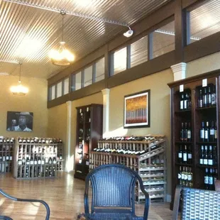Nice atmosphere to sit, chat, and enjoy a glass of wine.