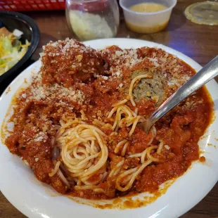 a plate of spaghetti and meatballs