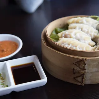 CHICKEN MOMOS