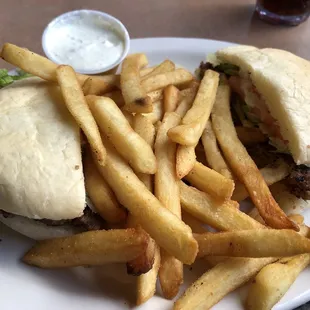 Knapp burger deluxe with fries