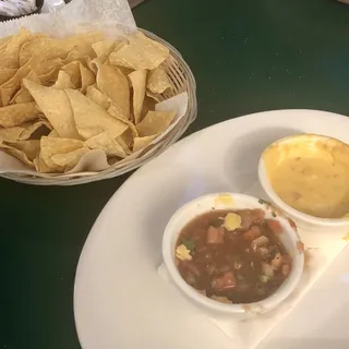 Queso Con Carne With Chips & Salsa