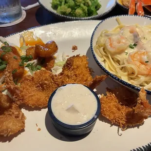 food, chicken wings and fried chicken