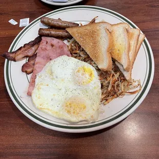 a plate of breakfast food
