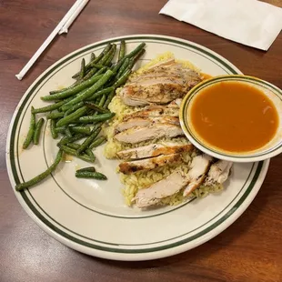 a plate of food with chicken and green beans