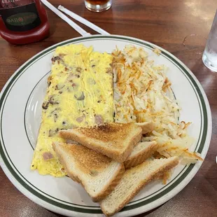 a plate of breakfast food