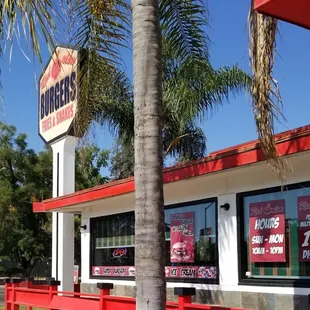 he outside of a burger king restaurant